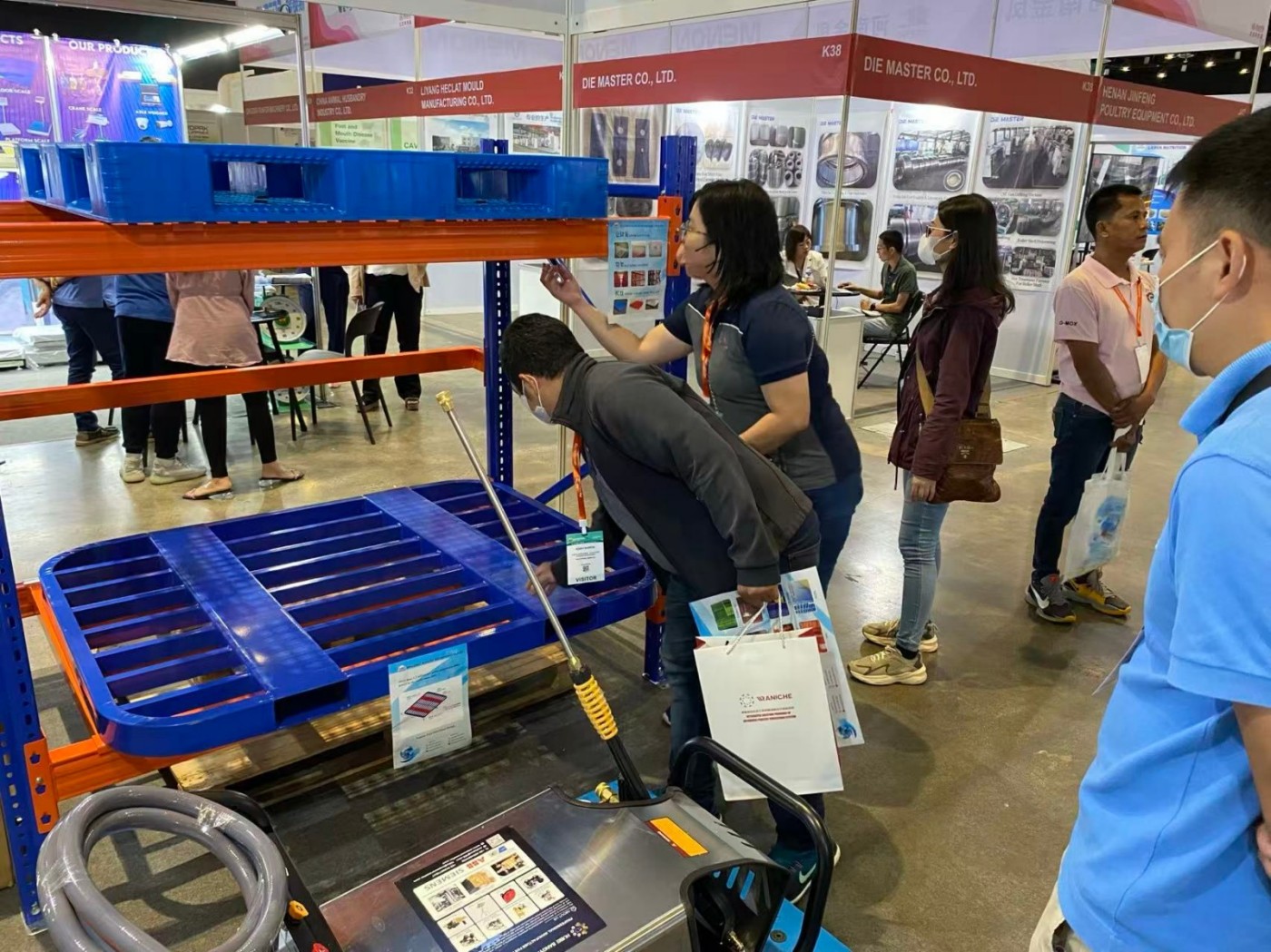 Spotlight on the Philippines! Jingzhou Bangte Machinery Unveils Tray and Cleaning Machine Products at Manila Exhibition